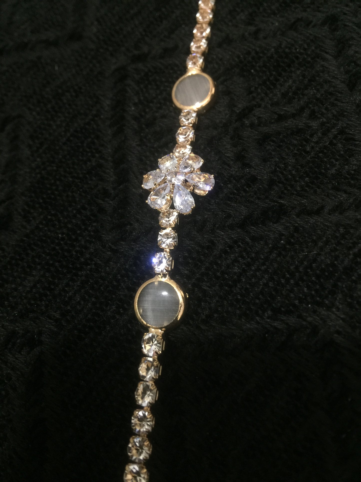 THE TRENDY WHITE BLOSSOM BRACELET